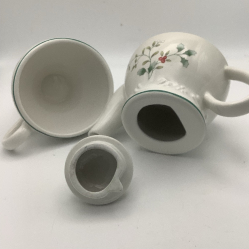 Pfaltzgraff Winterberry Teapot and Cup for One with Holly Accents - Picture 8 of 11